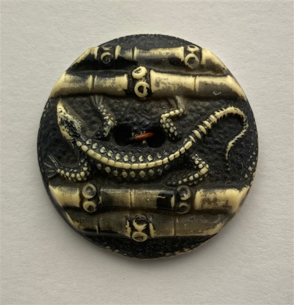Large Lizard Button